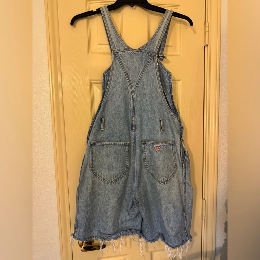 VINTAGE GUESS BIB OVERALLS  SHORTS WOMEN SIZE 4 FADED  COLLEGE THRASHED 80S CALI - Picture 2 of 7
